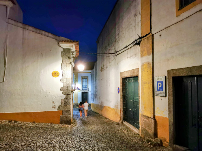 Mit dem Magic Eraser können wir Bildteile aus Fotos entfernen - auch, wenn wir sie (wie hier) nicht mit einem Pixel gemacht haben. (Bild: Tobias Költzsch/Golem.de)